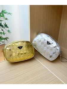 Détail de sacs à bandoulière matelassés métalliques avec plaque logo triangulaire