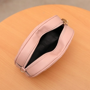 Sac à bandoulière matelassé rose avec broderie ondulée et fermeture éclair dorée
