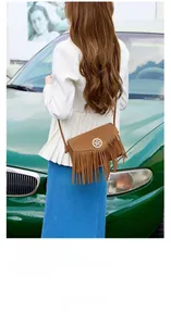 Dettaglio borsa a tracolla bohemian in pelle scamosciata marrone con frange e metallo