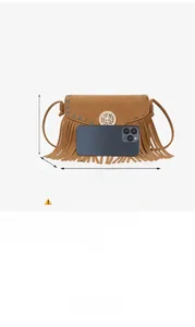 Borsa a tracolla in pelle scamosciata marrone con nappe boho e fibbia in cristallo