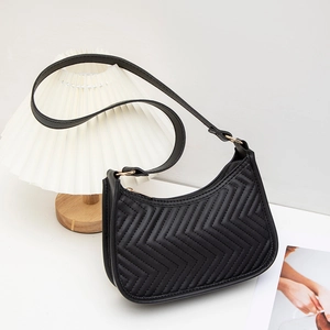 Schicke schwarze Stepptasche mit V-Stickerei und eleganten goldenen Metallteilen