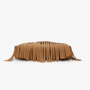 Dettaglio dell'elegante borsa a busta in pelle scamosciata marrone con lunghe frange