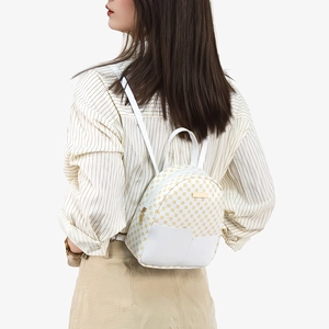 Mini zaino da donna con stampa a pois dorati retrò e tasca frontale su sfondo bianco