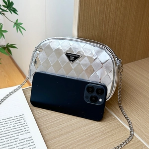 Sac bandoulière argenté matelassé avec fini métallique et plaque métal triangulaire