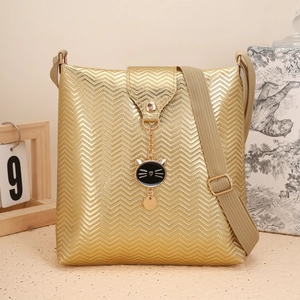 Sac bandoulière doré avec gaufrage à vagues et pendentif chat mignon en métal