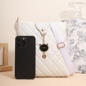 Sac bandoulière blanc matelassé avec un pendentif chat et un smartphone pour la taille