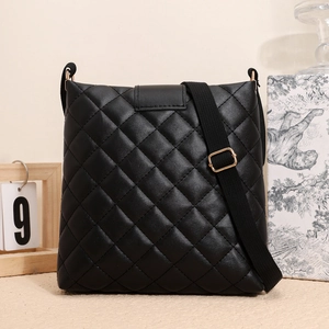 Détails du sac à bandoulière noir matelassé avec sangle réglable et finitions dorées