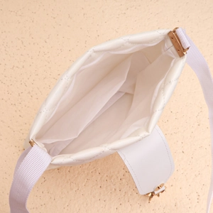 Détail intérieur du sac bandoulière blanc matelassé montrant la doublure et la poche