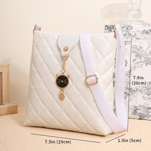 Dimensions détaillées du sac à bandoulière matelassé blanc en pouces et cm