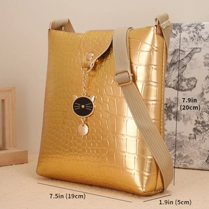 Vue détaillée du sac seau doré texture crocodile avec dimensions de 20 x 19 x 5 cm