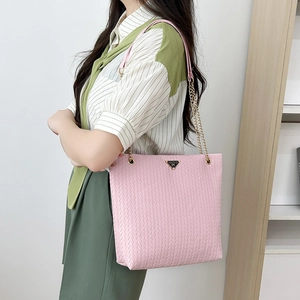 Elegante bolso tote de tejido rosa con correa de cadena dorada para mujer, estilo casual