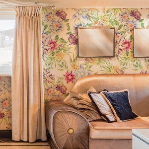 Carta da parati floreale acquerello con fiori rosa e viola per decorazione d'interni