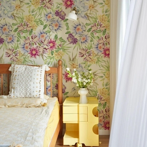 Carta da parati floreale ad acquerello con fiori rosa e viola per camera da letto