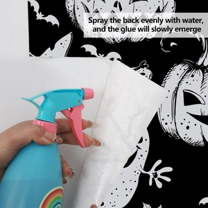 Aplicación de agua en el reverso adhesivo del papel pintado de calabaza para activación