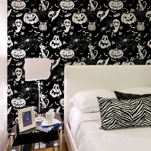 Papel pintado minimalista de Halloween en blanco y negro con calabazas y fantasmas en el dormitorio