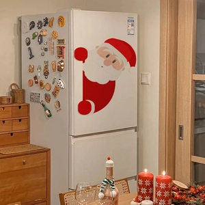Primo piano del simpatico adesivo di Babbo Natale su un frigo bianco in stile natalizio
