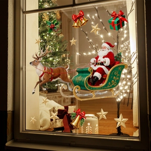 Weihnachtsfensteraufkleber mit Weihnachtsmann im Schlitten und Rentier in festlichem Ambiente