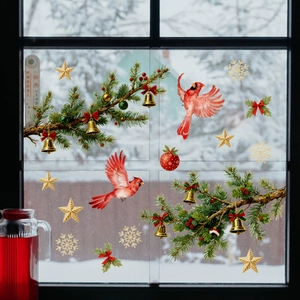 Details der Weihnachtsfensterbilder mit roten Vögeln, Goldglocken und Schneeflocken auf Glas