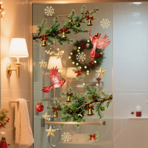 Detail von Weihnachts-Fensteraufklebern mit Tannenzweigen, roten Kardinälen und Goldsternen