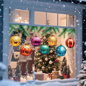 Festliche Weihnachtsfensterbilder mit bunten Kugeln und Tannenzweigen auf verschneitem Glas