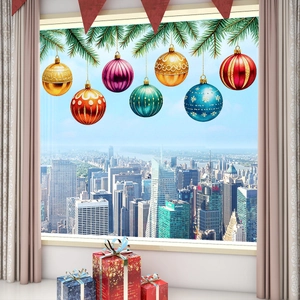 Detailansicht bunter Weihnachtskugel-Aufkleber und Tannenzweig-Fensterdekorationen