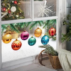 Details der Tannenzweig-Sticker und bunte Weihnachtskugeln an einem verschneiten Fenster