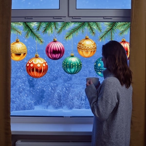 Detaillierte Weihnachtsfensteraufkleber mit bunten Ornamenten und Tannenzweigen