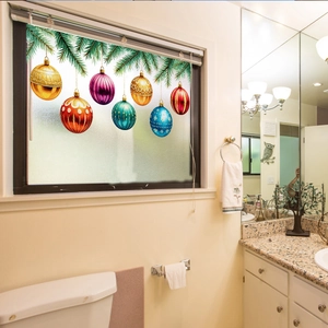 Nahaufnahme von Weihnachtskugeln und Tannenzweigen auf Fensterfolie für Privatsphäre