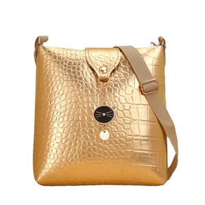 Sac seau doré à motif crocodile avec pendentif chat noir et sangle toile