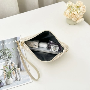 Sac bandoulière tissé crème moderne avec fermeture éclair élégante et dragonne pratique