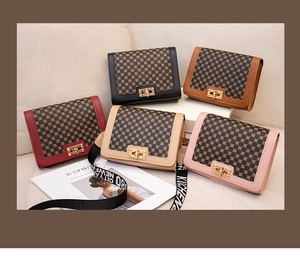Détails de cinq sacs vintage carrés avec fermoirs dorés et larges bandoulières imprimées