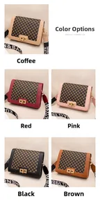 Sélection détaillée de sacs bandoulière imprimés avec verrous dorés et sangles à motifs