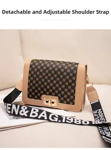 Détail de la bandoulière réglable et du fermoir doré sur sac à bandoulière rétro