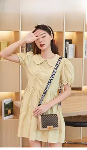 Sac bandoulière élégant avec monogramme vintage et large bandoulière en jacquard stylée