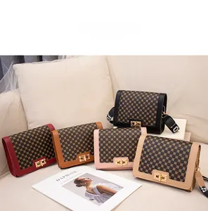 Détail de sacs à bandoulière carrés élégants avec des motifs de points géométriques