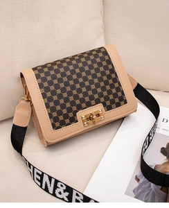 Gros plan d'un sac à rabat en cuir beige et toile monogramme avec fermoir doré