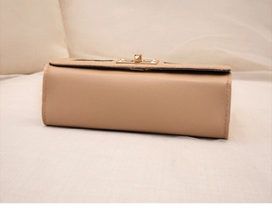 Détails du sac à bandoulière en cuir beige élégant avec son fermoir en métal doré