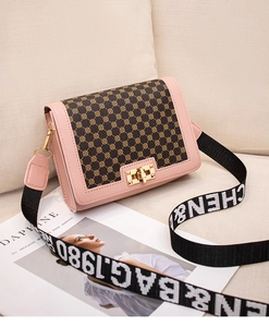 Détail de la bordure en cuir rose et imprimé rétro sur le sac avec fermoir doré