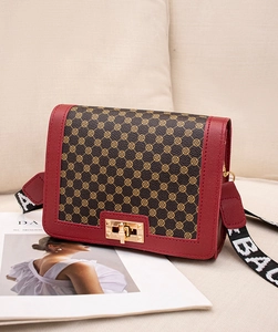 Détail du sac bandoulière rétro avec toile monogramme et fermoir en métal doré