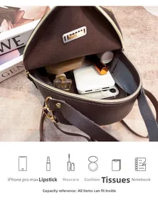 Detail eines braunen Lederrucksacks mit Innenraum für Handy und Kosmetikartikel