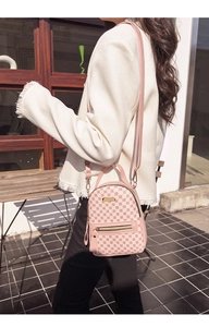 Outdoor-Lifestyle-Foto eines rosa Mini-Rucksacks mit vielseitigen Trägern