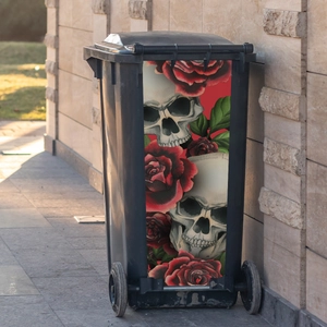 Gotischer Totenkopf und Rosen Aufkleber auf schwarzer Mülltonne für Außendekoration