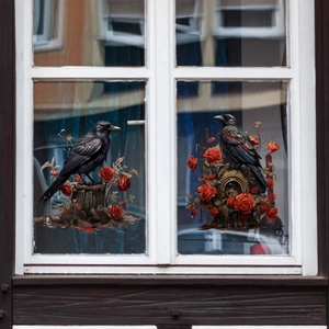 Statische Halloween raamsticker met kraai en rode rozen in gotische kunststijl