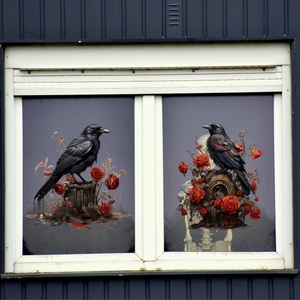 Detail van gotische venstersticker met zwarte raaf, rode rozen en schedels