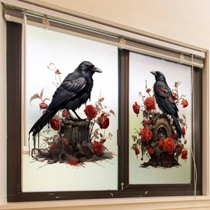 Detail van gotische raamstickers met raven en rode rozen voor statische bevestiging