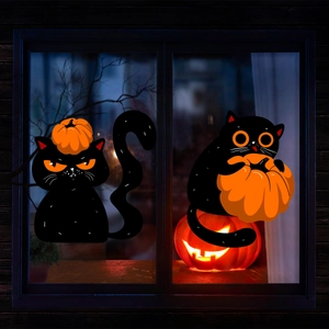 Detail van Halloween raamstickers met zwarte katten en pompoenen op donkerblauwe ruit