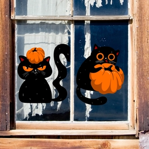 Detail van statische raamstickers met zwarte kat en pompoen op een rustiek houten kozijn