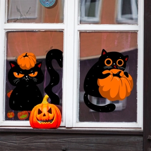 Detail van Halloween raamstickers met zwarte katten en oranje pompoenen op een raam
