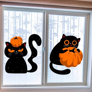 Detail van Halloween raamstickers met zwarte katten en pompoenen op matglazen ruit