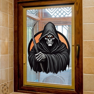 Detail van Grim Reaper raamsticker met gloeiende oranje ogen en zeis voor Halloween